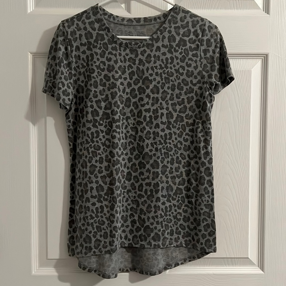 Zoe + Liv Gray Leopard T - size medium